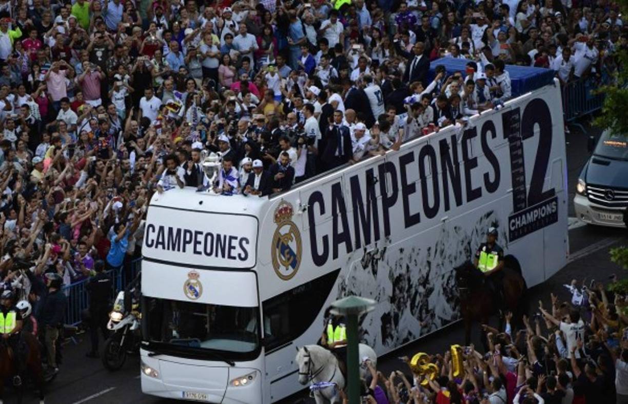 Miles de aficionados esperaron para festejar con el Real Madrid. AFP PHOTO / PIERRE-PHILIPPE MARCOU