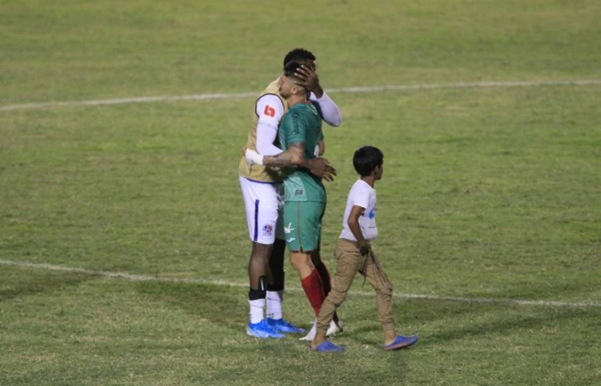Al final del partido, Yustin Arboleda consoló a Esteban Espíndola.
