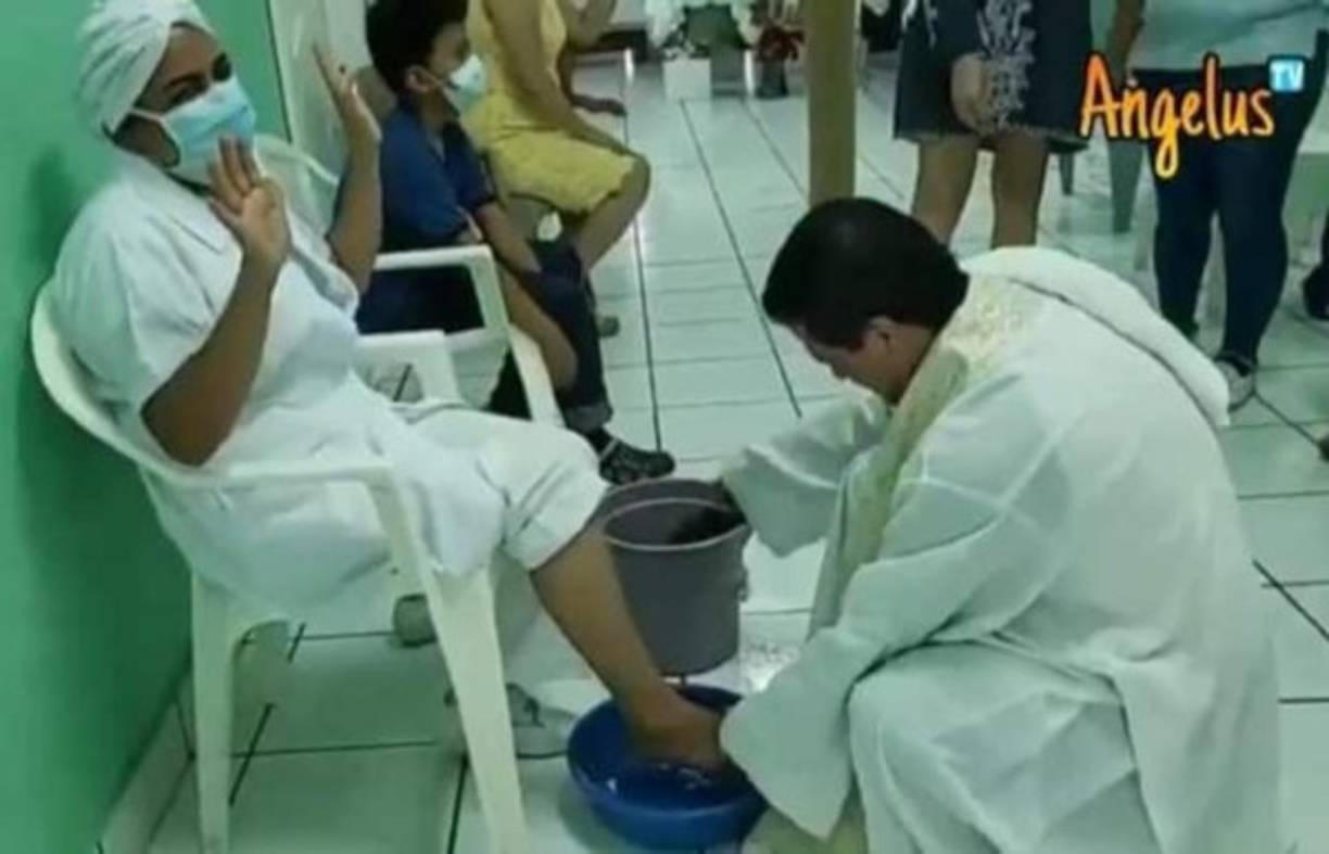 Sacerdote lava los pies a trabajadores de la Salud. El Padre Amilcar Lara, de la Diócesis de Santa Rosa de Copán, celebró la Eucaristía de la Cena del Señor en un centro de salud, el Jueves Santo.