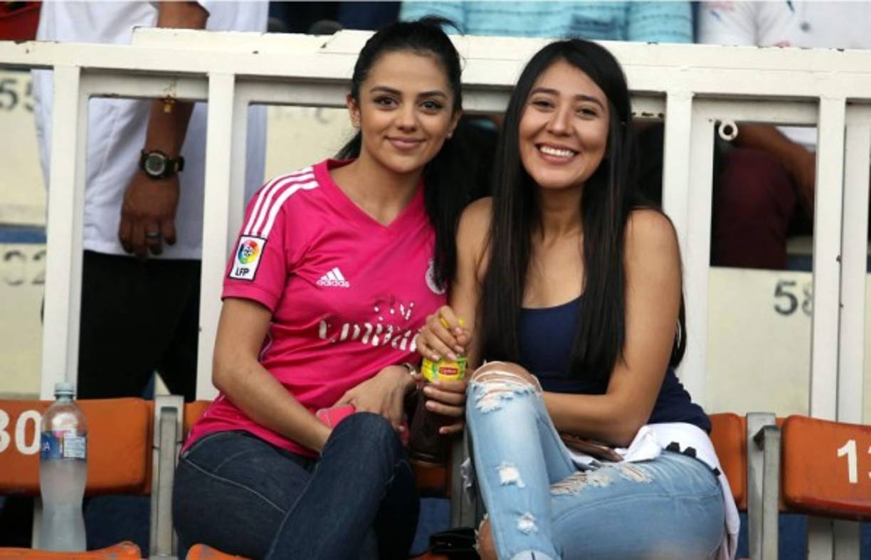 Las bellas Skarleth y Blanca, en el estadio Nacional.