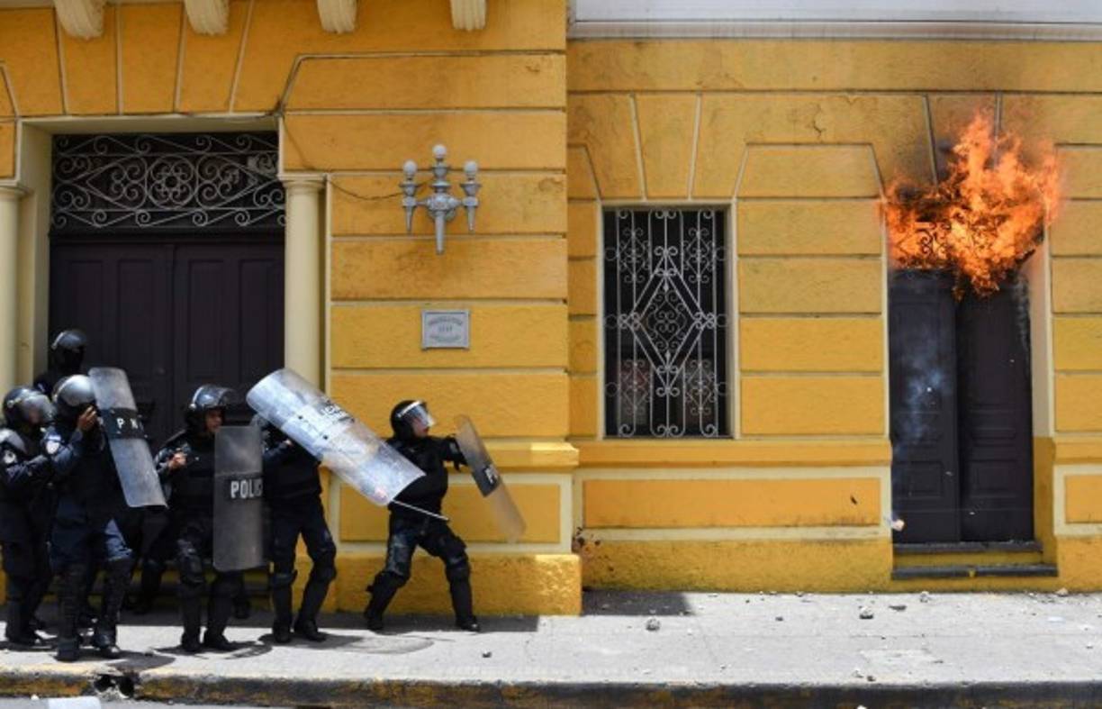 Manifestantes y agentes antimotines se enfrentaron este martes en un cruce de piedras y bombas lacrimógenas en el frente al edificio municipal. AFP