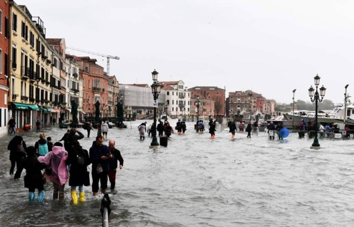Un temporal que azota Italia con fuertes vientos y lluvias provocó históricas inundaciones en el norte del país, donde el agua alcanzó récords históricos en Venecia.