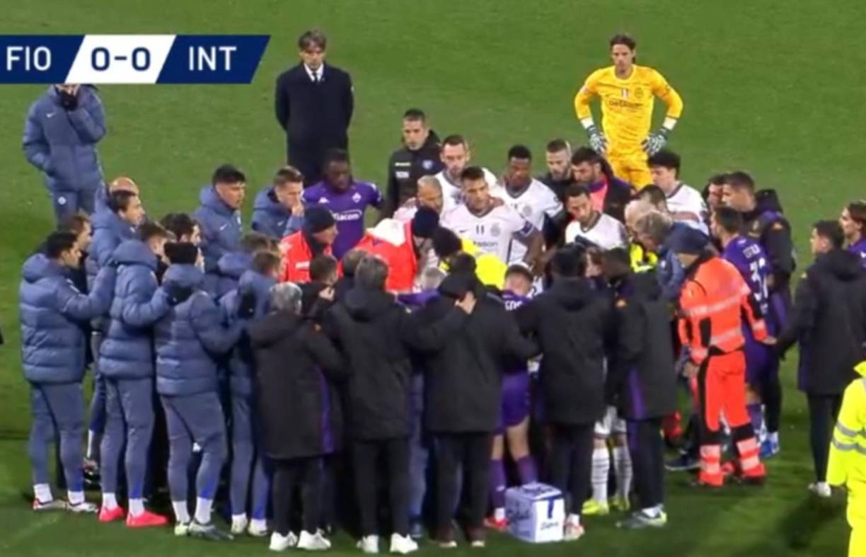 Los servicios médicos ingresaron rápidamente en el terreno de juego del Estadio Artemio Frachi de Florencia y los jugadores formaron un círculo a su alrededor para evitar que se viera a su compañero.