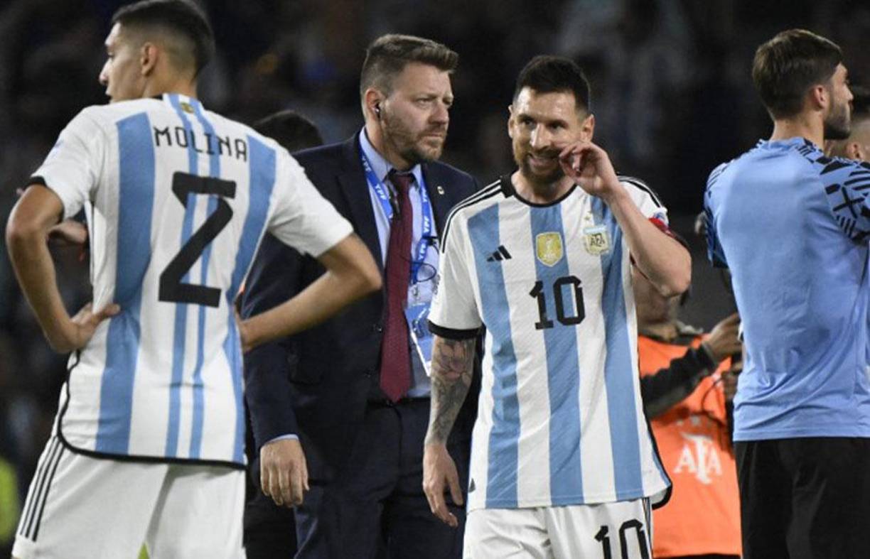 Messi habló tras el final del juego y lanzó un par de dardos: “Prefiero no decir lo que pienso, pero esta gente joven tiene que aprender porque tiene una buena camada. Tienen que aprender a respetar porque este clásico siempre fue intenso y duro, pero con mucho respeto”.