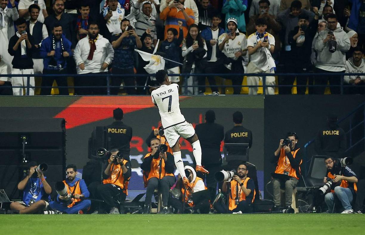 Vinicius emuló a Cristiano Ronaldo celebrando a su estilo el primer gol del partido.