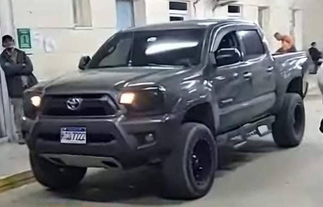 Los sicarios le dispararon en repetidas ocasiones, dejándolo gravemente herido.