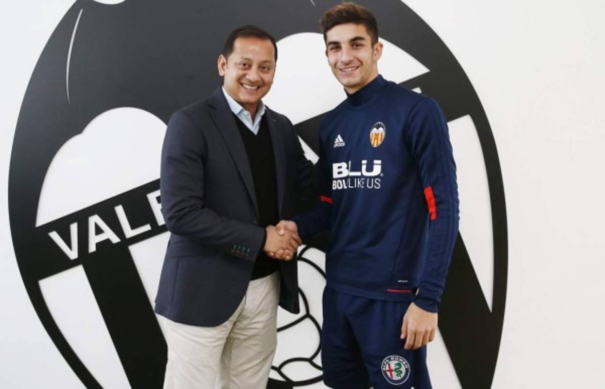 El Valencia CF y Ferrán Torres han firmado este viernes la ejecución de la ampliación de su contrato y el aumento de su cláusula de rescisión.