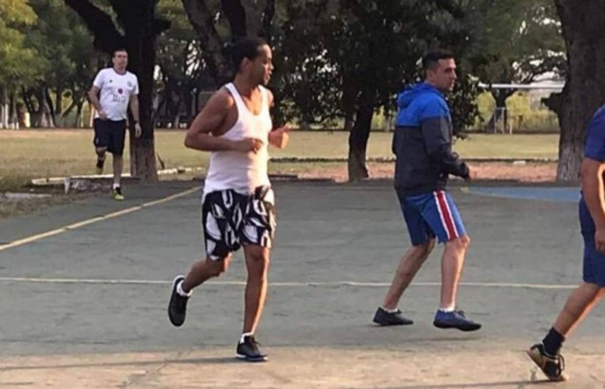 Ronaldinho y su compañero perdieron dos partidos de tres establecidos, el tercero ya no se disputó. Los mismos equipos también jugaron vóley, los exoficiales se impusieron nuevamente.