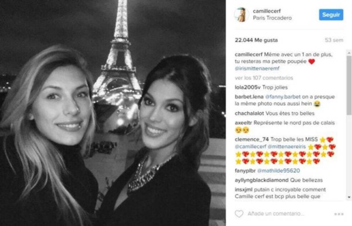 Camille e Iris posando con la torre Eiffel.