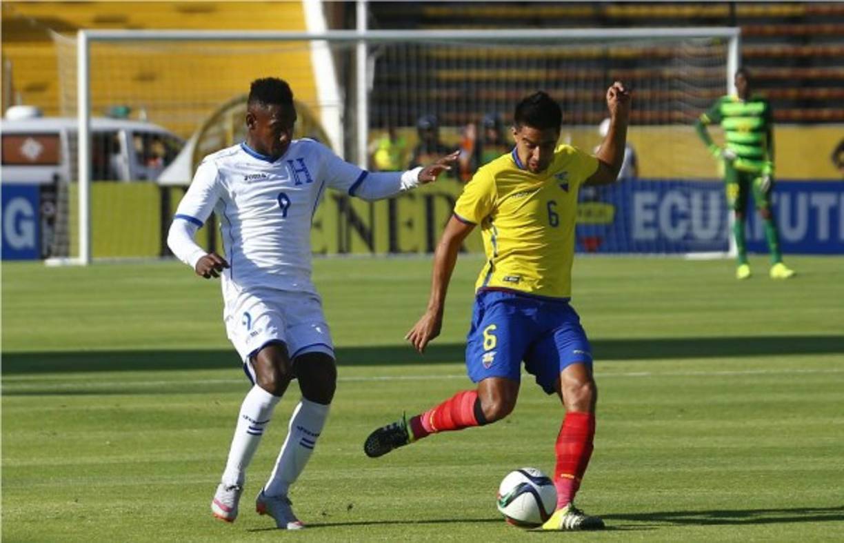 Quioto pasó desapercibido en el duelo, acá junto a Cristian Noboa.