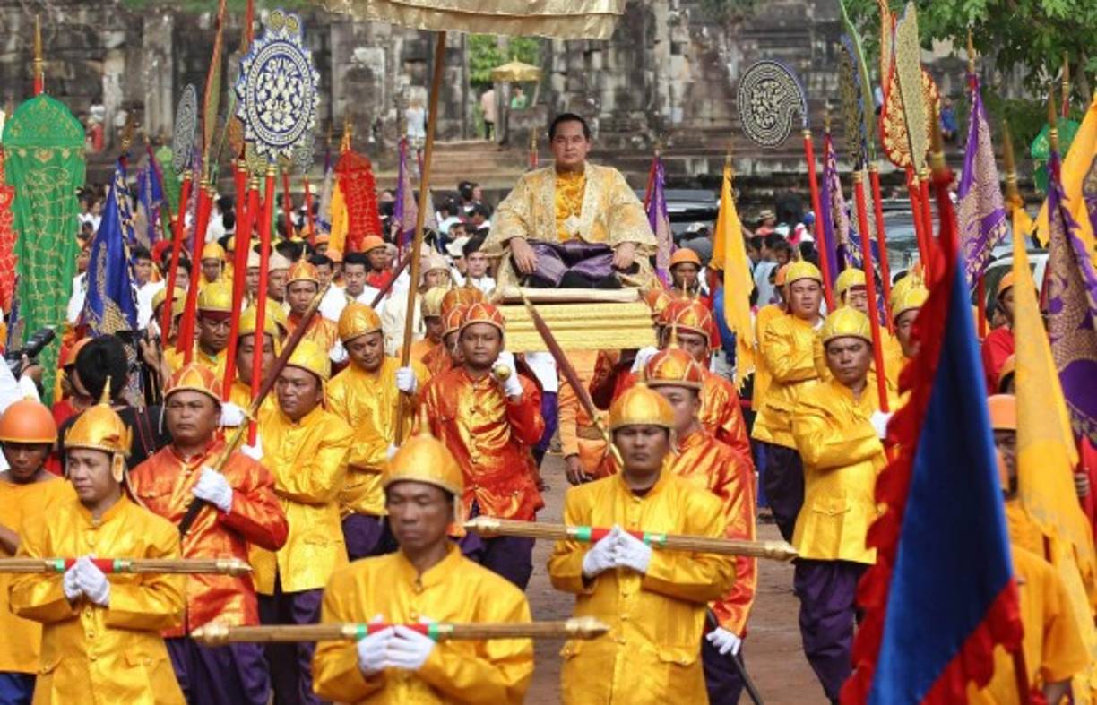 Funcionarios camboyanos cargan al gobernador de la provincia de Siem Reap Khim Bun Song (arriba), durante la procesión Royal Ploughing Ceremony cerca al templo Bayon en Siem Reap (Camboya). Foto EFE/MAK REMISSA