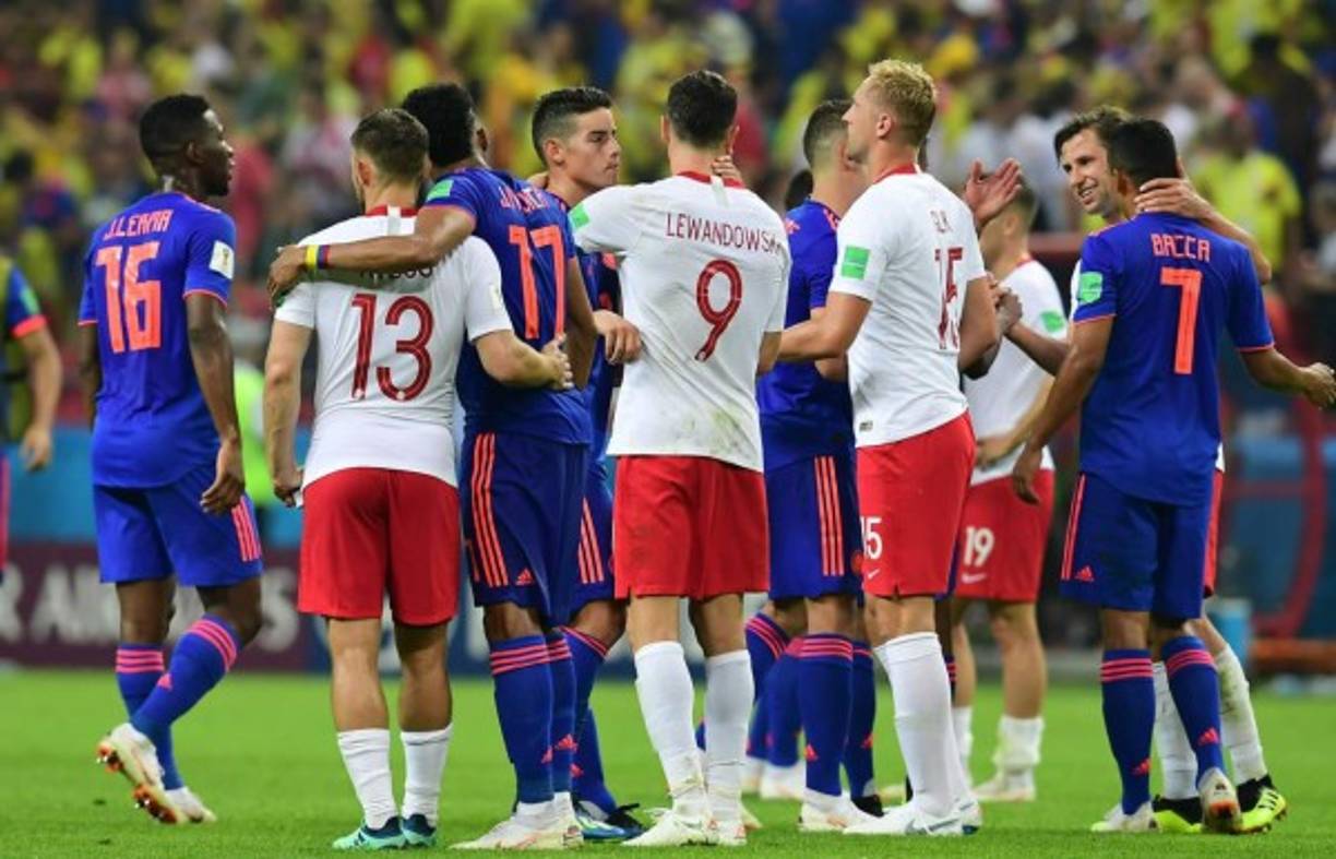 James Rodríguez y Robert Lewandowski se encontraron en el centro del campo. El colombiano consoló al polaco. Foto AFP