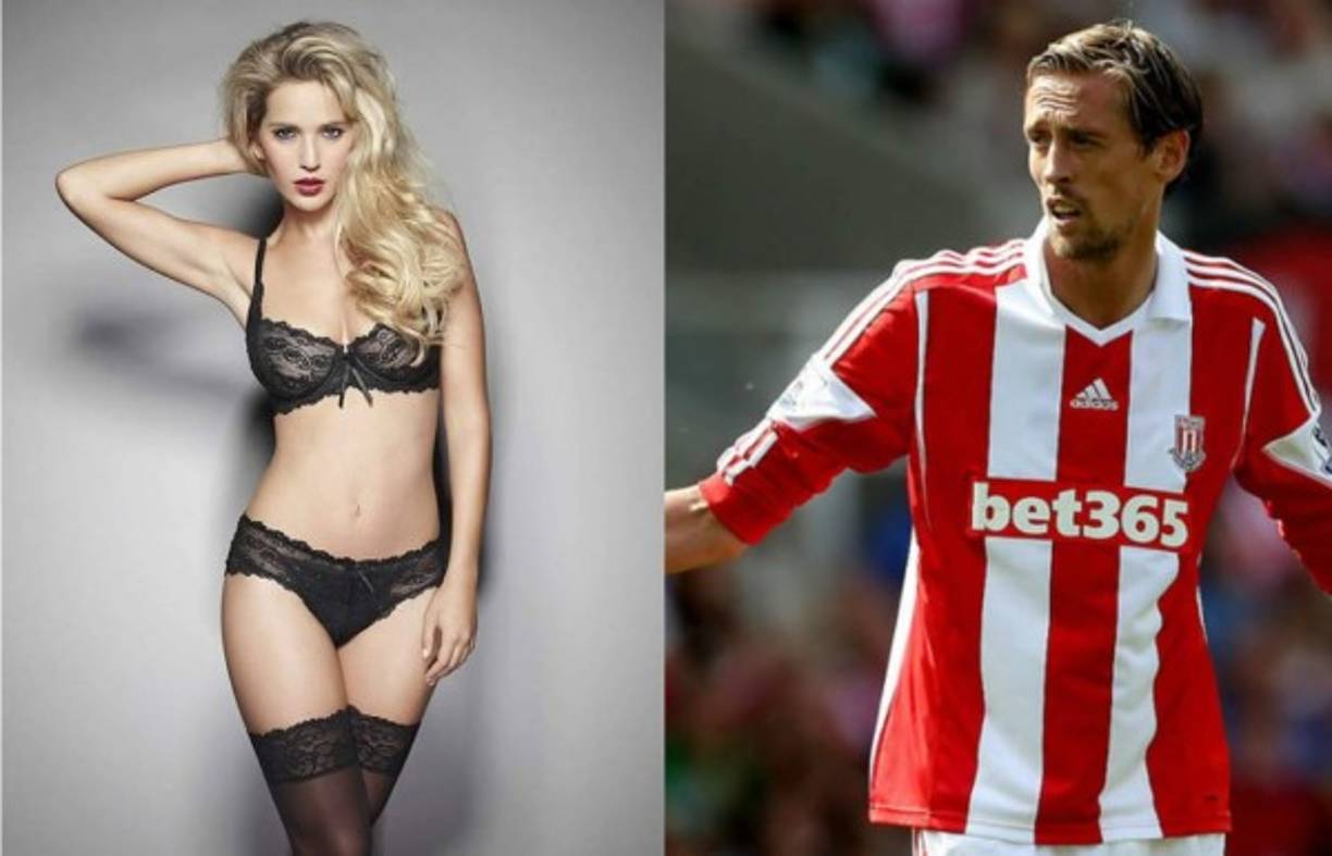 El delantero inglés Peter Crouch puede presumir que sale con una de las mujeres más guapas, Abbey Clancy, con la que ha procreado dos hijos.