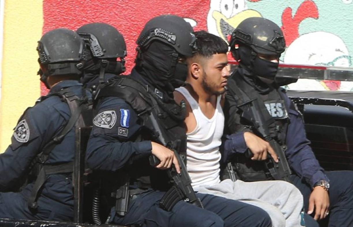 Cuatro presuntos integrantes de la Mara Salvatrucha (MS-13) fueron capturados este jueves en la colonia La Era en Tegucigalpa.