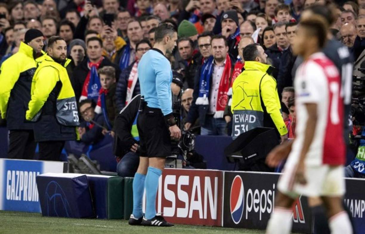 Después de que los holandeses celebraran por todo lo alto el primer gol del partido y cuando el Real Madrid se disponía a sacar de centro, el VAR avisó al árbitro esloveno Damir Skomina de una posible irregularidad y fue a ver el monitor. Foto EFE