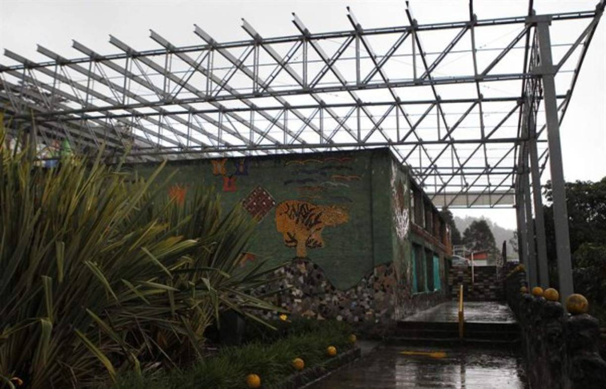 Villa, quien lidera ese 'ejercicio de memoria' en la ciudad para reflexionar sobre los 'dolores del pasado', reveló que algunos lugares donde fueron perpetrados atentados pretenden contar la historia a través del arte, placas y señales.<br/><br/>'La ciudad se ha transformado. La cara de Medellín a nivel mundial es totalmente diferente. Eso es valioso y tenemos que seguir con eso, pero no podemos dejar en el vacío la memoria de ese pasado trágico que vivimos', expresó.<br/><br/>Vista del monasterio Santa Gerrudis La Magna, la que fuera en su momento la cárcel La Catedral de donde se escapó el capo colombiano Pablo Escobar.