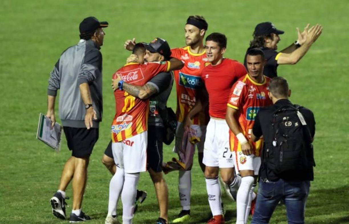 Los jugadores del Herediano celebrando la obtención de la corona de campeón de la Liga Concacaf en el estadio Nacional.