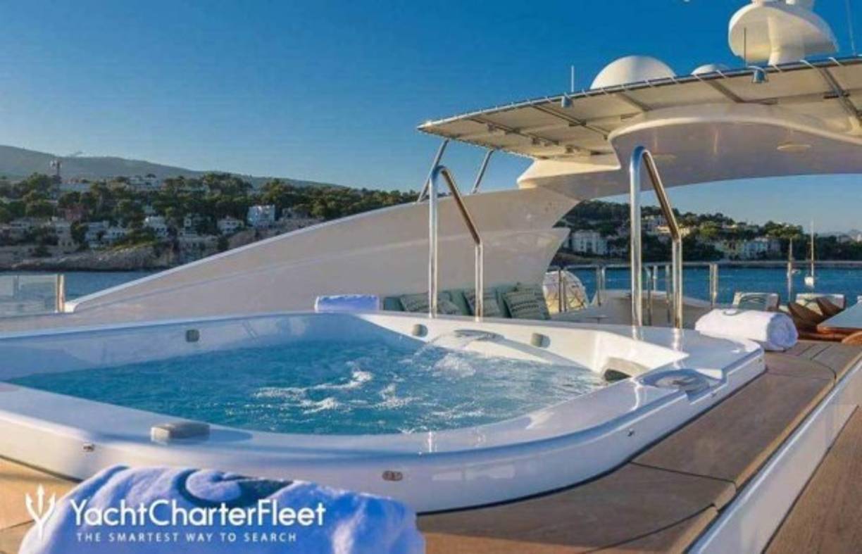 Una piscina climatizada tiene el yate que alquiló Cristiano Ronaldo en Francia.