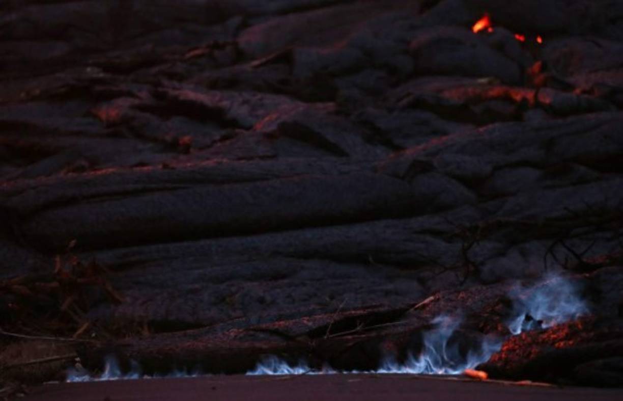 Las autoridades también están alertas porque el flujo lento de uno de los ríos de lava de Kilauea acecha una planta eléctrica.