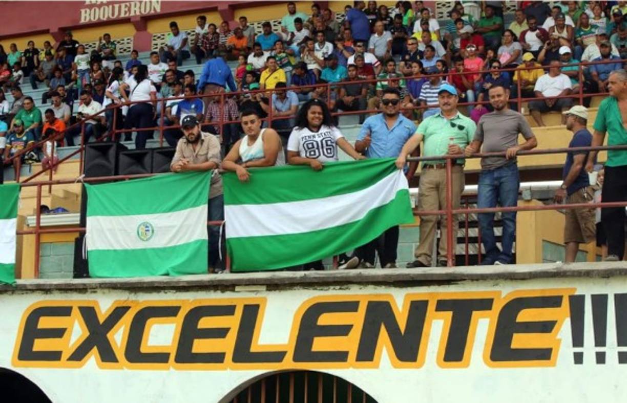 Los aficionados del Juticalpa FC llegaron a apoyar a su equipo contra el Honduras Progreso en el estadio Juan Ramón Brevé Vargas.