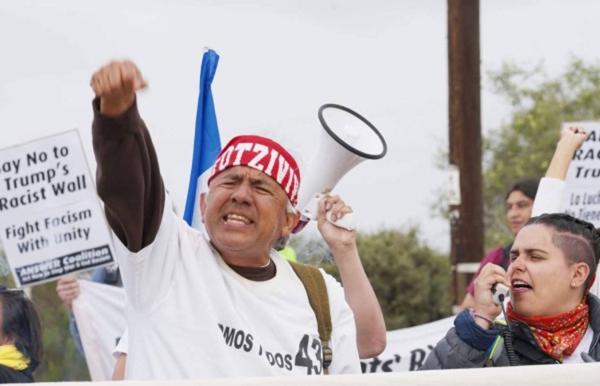 Grupos de activistas llegaron para expresar su solidaridad con los miembros de la caravana.