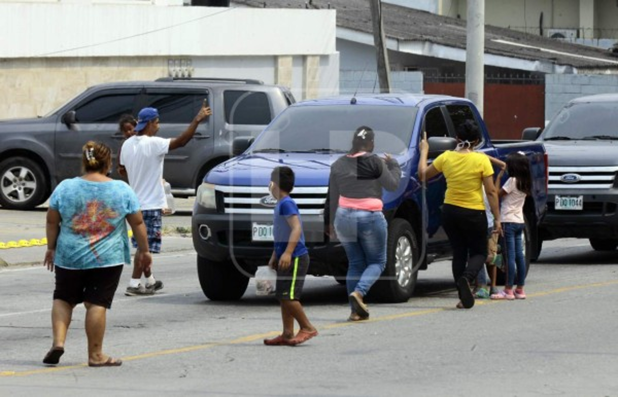 Ese desgarrador drama se vive en San Pedro Sula y Tegucigalpa donde familias enteras han decidido pedir para poder comer ese día, uno a la vez, con rostros desencajados, tristes, amilanados por el cansancio del incesante calor que hace en este tiempo de verano, así tienen que tocar la ventana de algún carro que se para en rojo, aunque para ellos es la luz verde para hacerse de unos lempiras que pueda comprar un bocado que pueda llevarse a la boca.