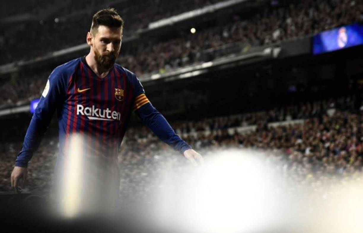 Lionel Messi: (4). Desaparecido. El argentino llegaba al Bernabéu tras su exhibición en el Sánchez Pizjuán y con el aura de ser determinante en la eliminatoria, pero no fue así. Messi 'solo' dejó dos arrancadas que metieron el miedo en el cuerpo a los aficionados madridistas y poco más. Pobre aportación del '10' del Barcelona.