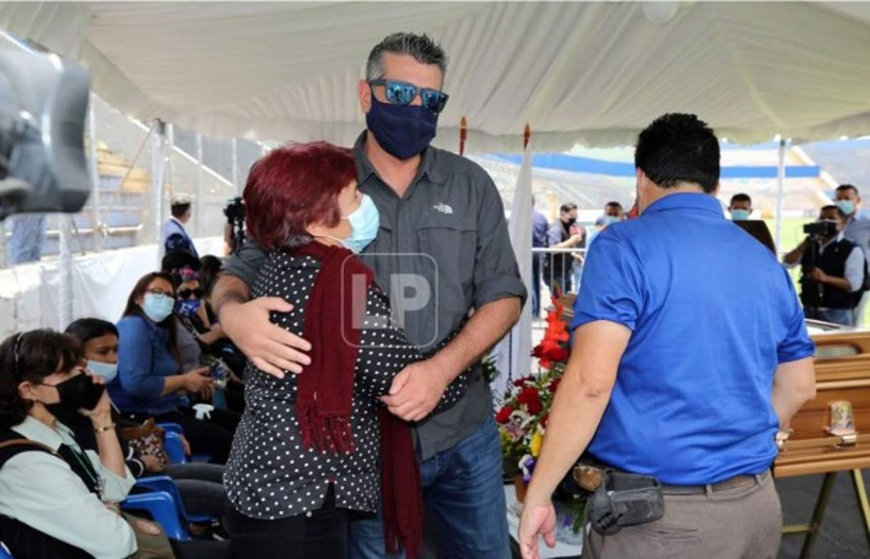 Diego Vázquez también hizo acto de presencia en el estadio Nacional y dio un cariñoso abrazo a la hermana de Chelato Uclés.