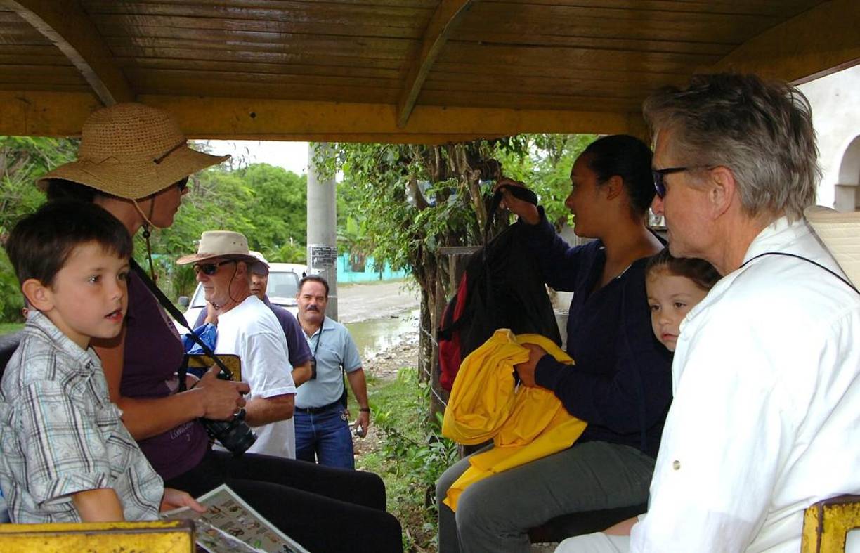 El recorrido desde el hotel hasta la aldea El Bambú duró unos 15 minutos, allí los esperaba una de las antiguas locomotoras, conocidas como ‘burras’, que los trasladó hasta el refugio de vida silvestre Cuero y Salado, adonde contemplaron hermosos parajes y la exhuberante vegetación.