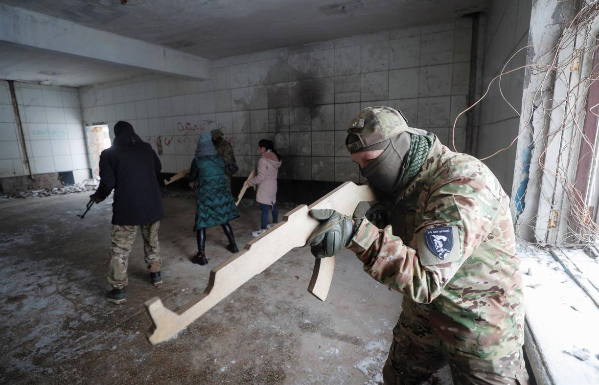 Yana Kaminska, estudiante de psicología de 33 años, que hace este entrenamiento junto a su compañero, ya preparó un bolso por si tiene que abandonar de prisa su casa. 