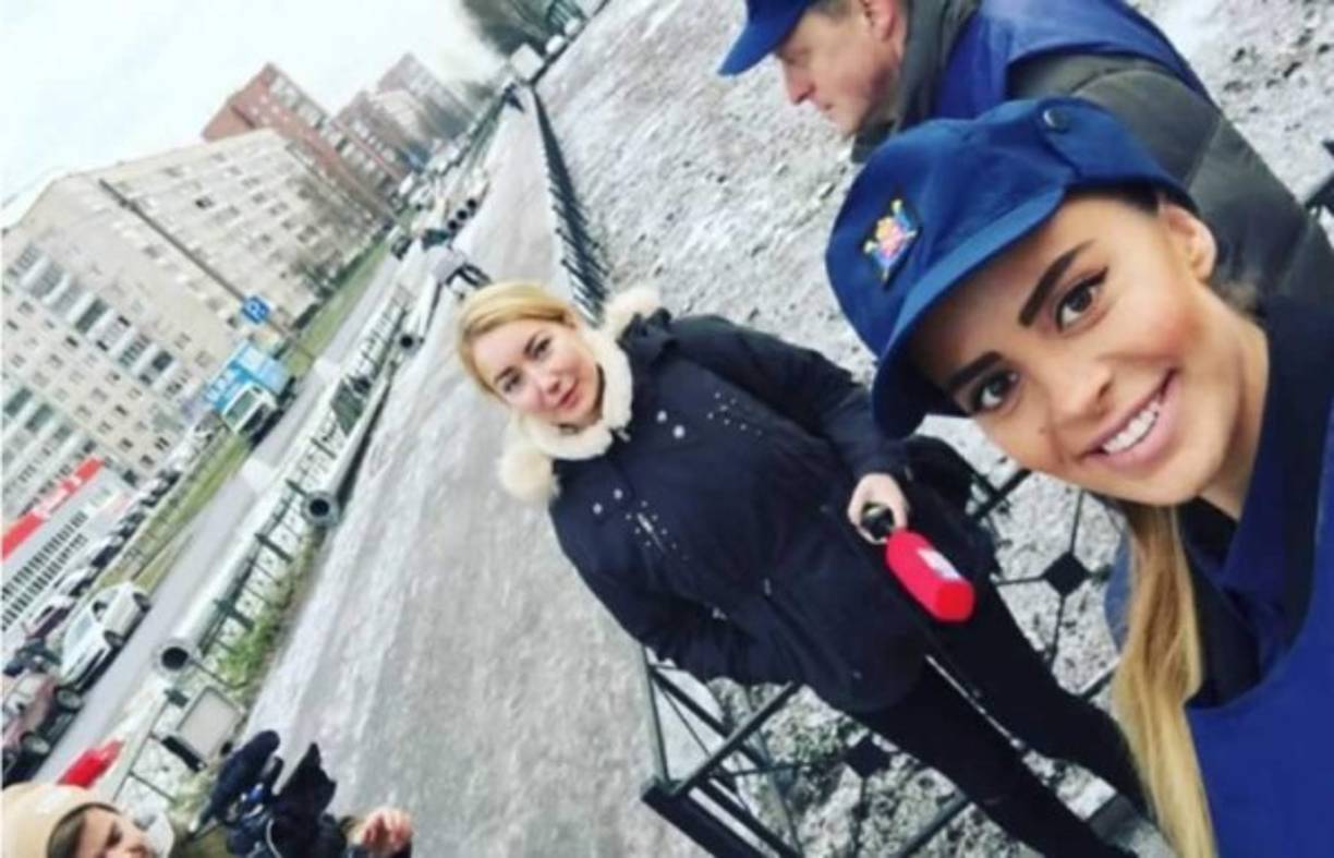 En su faena en compañía de sus compañeros de labores.