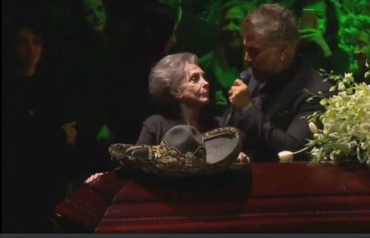 Por lo tanto la familia permitió que los fanáticos tuvieran la oportunidad de acercarse a unos metros del féretro para despedirse del cantante quien amaba a su público. 