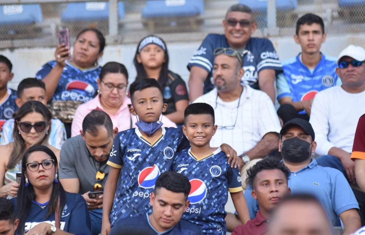 ¡Un dúo poderoso! Estos pequeños se mantuvieron pendientes en la previa del encuentro.
