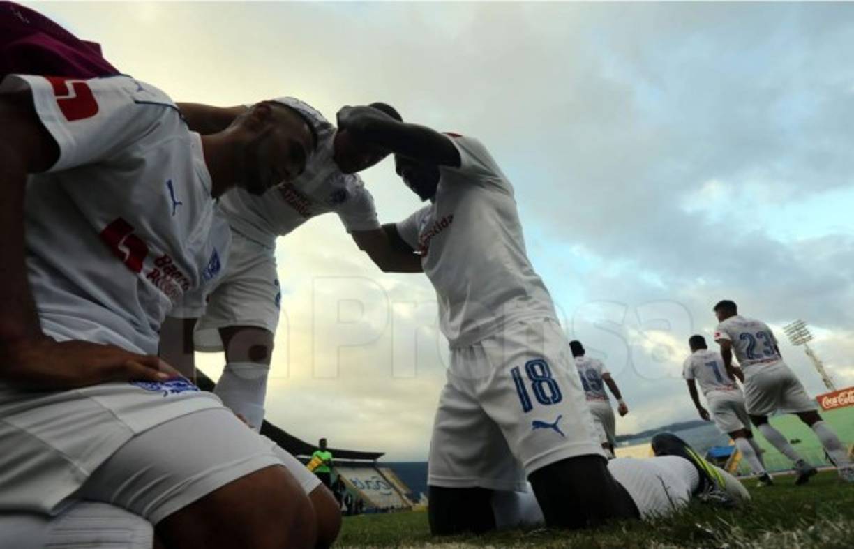 Los jugadores del Olimpia celebrando el gol de Javier Estupiñán en una esquina.
