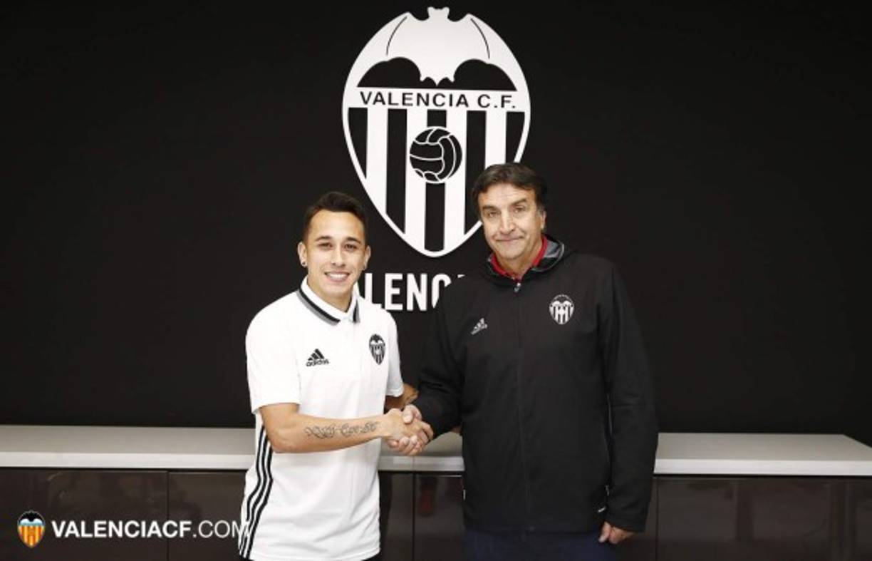El Valencia ya ha hecho oficial el fichaje de Fabián Orellana. El extremo chileno llega procedente del Celta en calidad de cedido hasta final de temporada, pero con una opción de compra obligatoria de tres millones de euros (su contrato se prorrogará hasta junio de 2019) y un 10% de una futura venta.