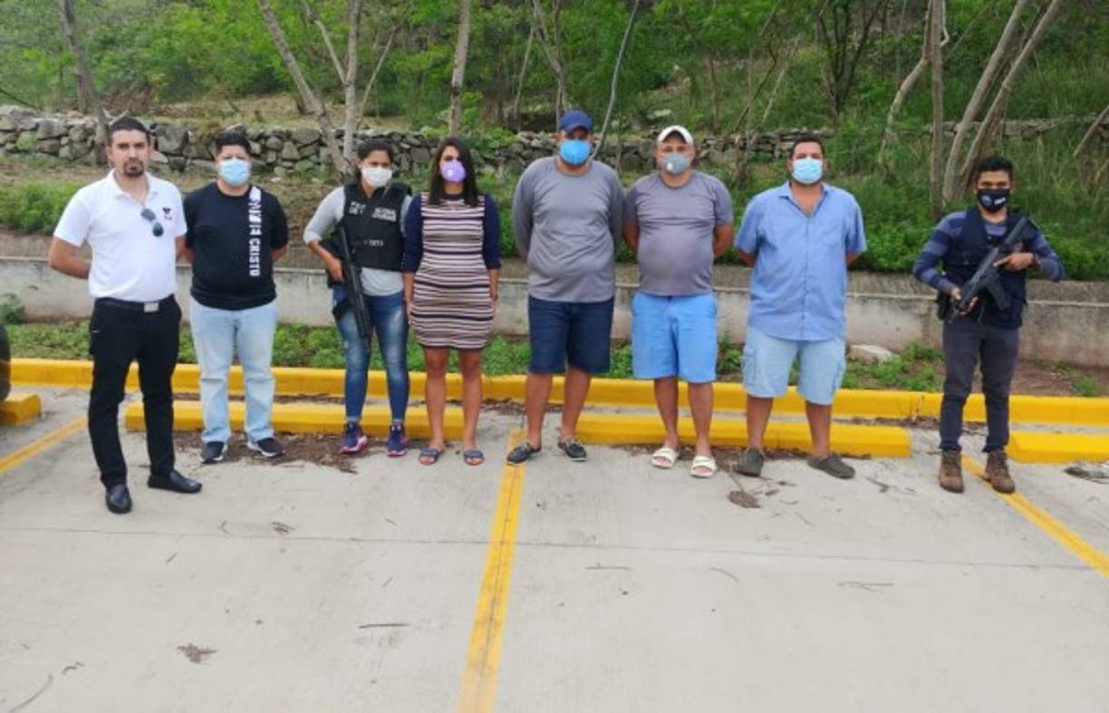Los detenidos son Emmer Ángel Montoya Jackson (34), Leonel Enrique Arita Ramos (33), Carlos Octavio Bautista Rajo (36), Ernie Dusttin Elwin Poweri (42), Orlyn Oqueli Flores Agurcia (43) y Kella Lizeth Tatun Duarte (28).