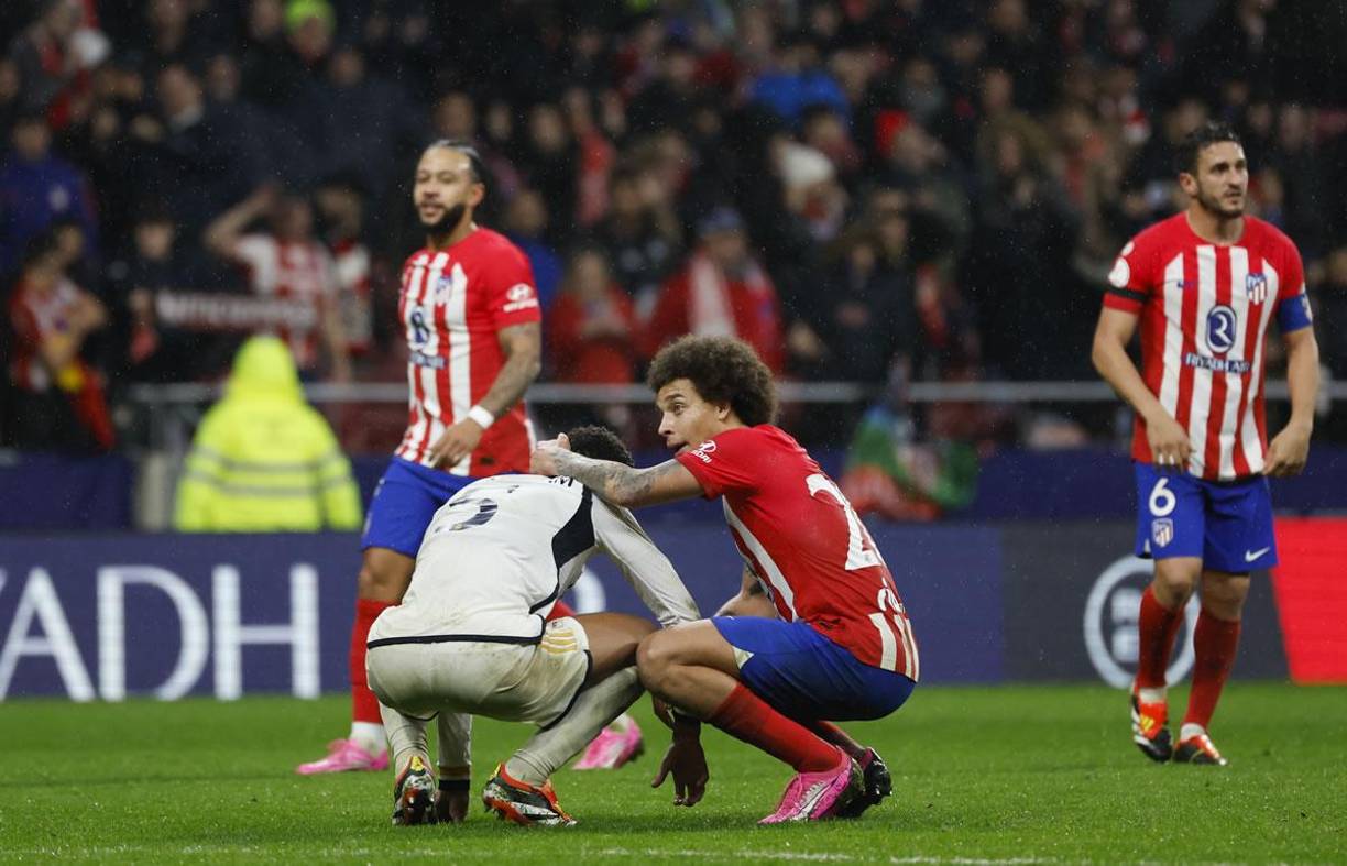 Jude Bellingham fue consolado por el belga Axel Witsel tras la eliminación del Real Madrid.