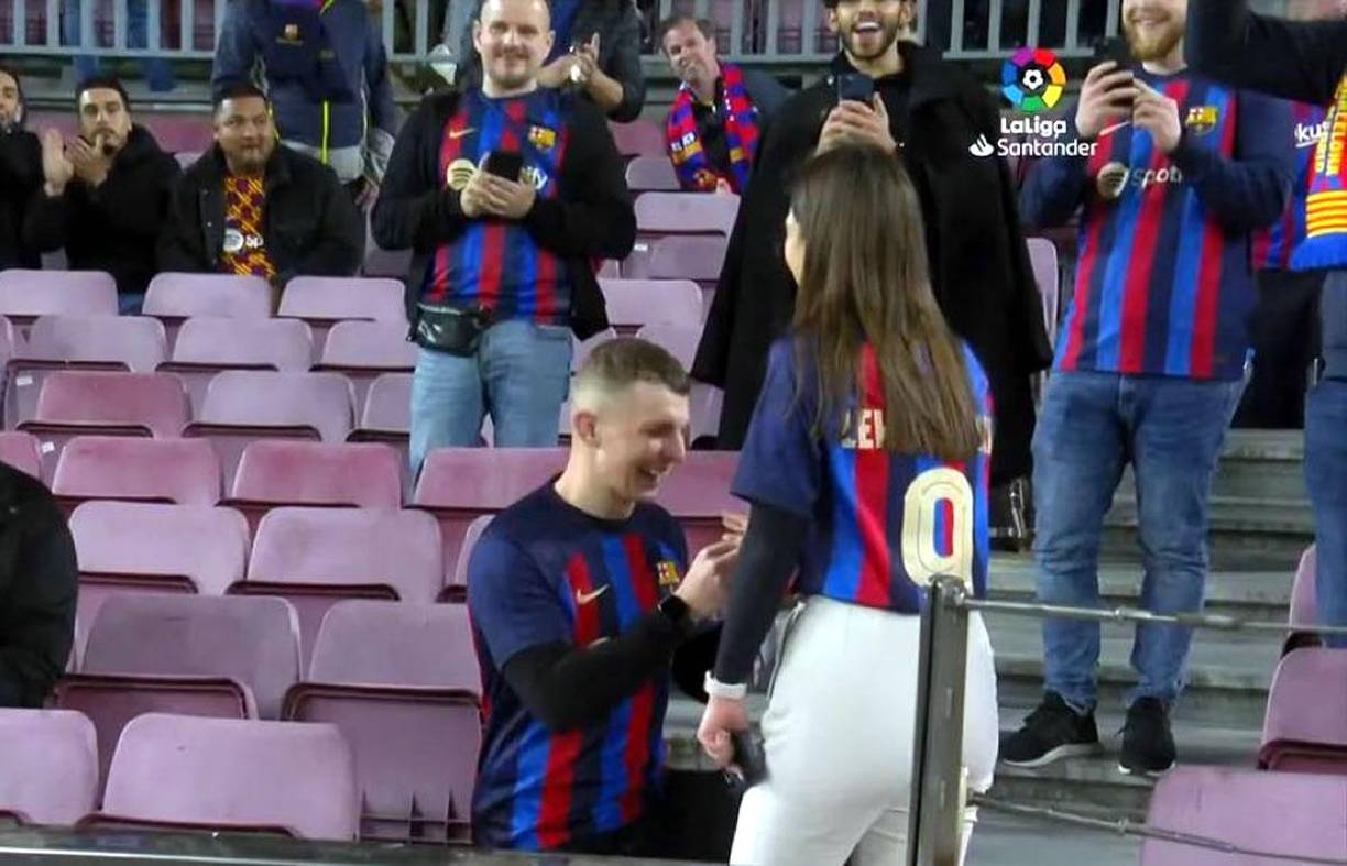 Un aficionado del Barça pidiéndole matrimonio a su novia en el Camp Nou minutos antes de que comenzara el Clásico.