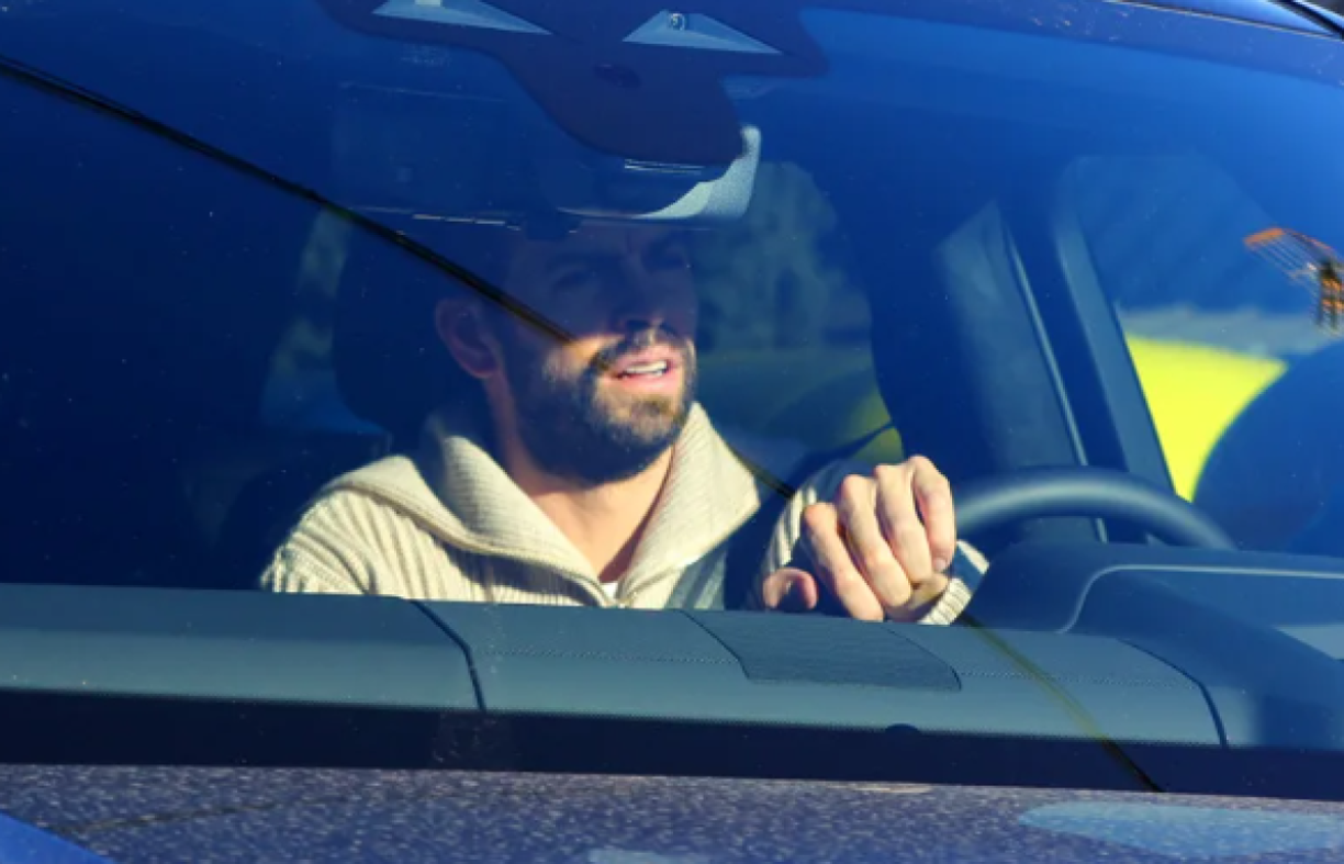 Piqué se estacionó en la casa de su padres, luego ingresó al lugar y probablemente se reencontró con la colombiana en la fiesta de cumpleaños de su hijo.
