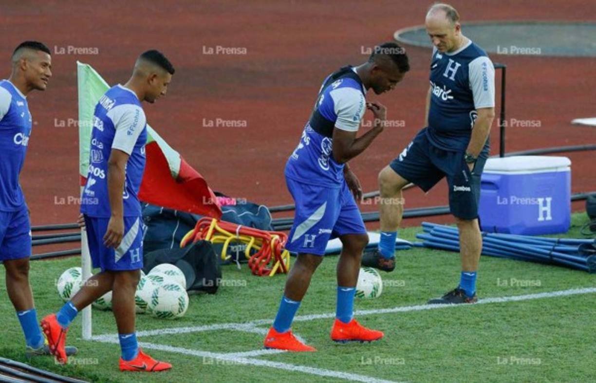 Momento en que los seleccionados pisaban el césped del estadio Olímpico de San Pedro Sula. El entrenamiento de la Bicolor comenzó a las 4:3pm.