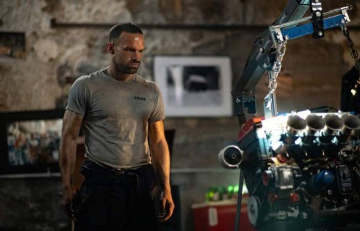 En el #2 se encuentra la película 'Bala Perdida': Lino, el protagonista, es un mecánico especializado en adaptar coches para carreras y robos. Es durante un robo que sale mal con uno de los coches que Lino es atrapado por la policía y debe hacer un trato: ayudarlos a cambio de evitar la prisión.