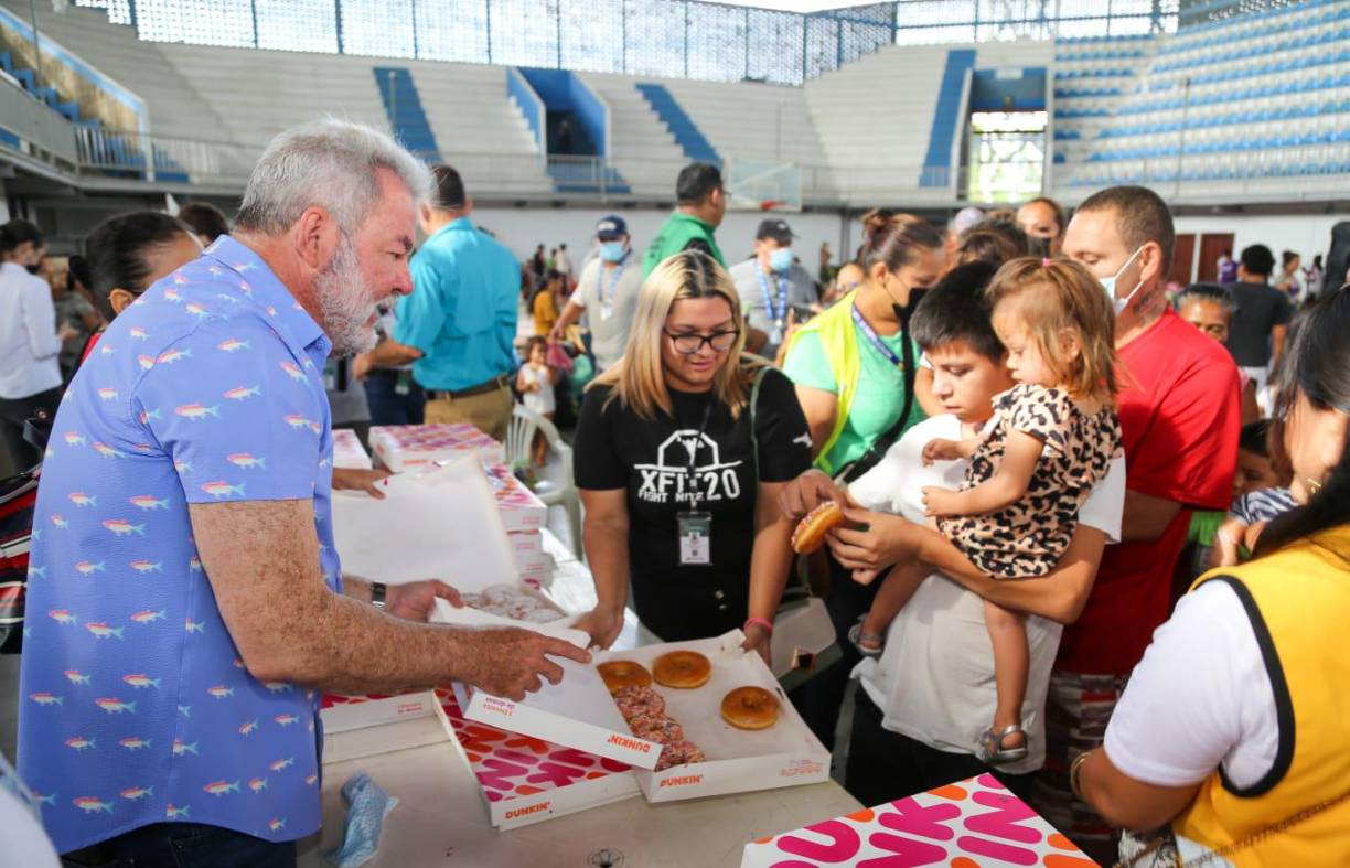 Al menos 70 familias de La Lima y el sector Rivera Hernández, se encuentran en el gimnasio del estadio Olímpico de SPS.
