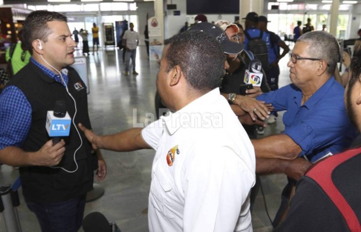 Los comunicadores acaloraron la rueda de prensa al irse a las palabras, dejando estupefacto al 'Choco', quien se mostró incómodo ante el escenario. Los colegas tuvieron que separarlos.