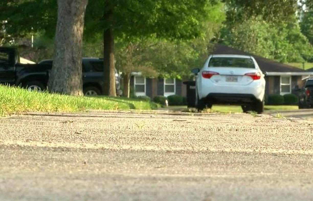 Landon vivía con el padre y la hermana pequeña de Bella en una pequeña casa de un piso en Donelon Drive en Harahan. Allí es donde las autoridades creen que la niña fue asesinada en algún momento del martes por la noche, según el alguacil de la parroquia de Jefferson, Joseph Lopinto. 