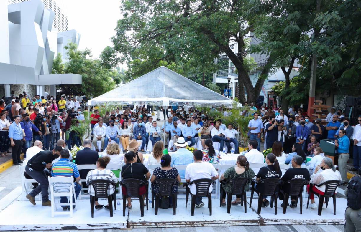 Los equipos municipales realizaron trabajos de fundición de losas de concreto de entrepiso, instalación de estructura metálica, armado de refuerzo, levantamiento de paredes de bloque, instalación del sistema eléctrico, excavaciones para cimentaciones, fundición de pisos en locales, repello, entre otros.