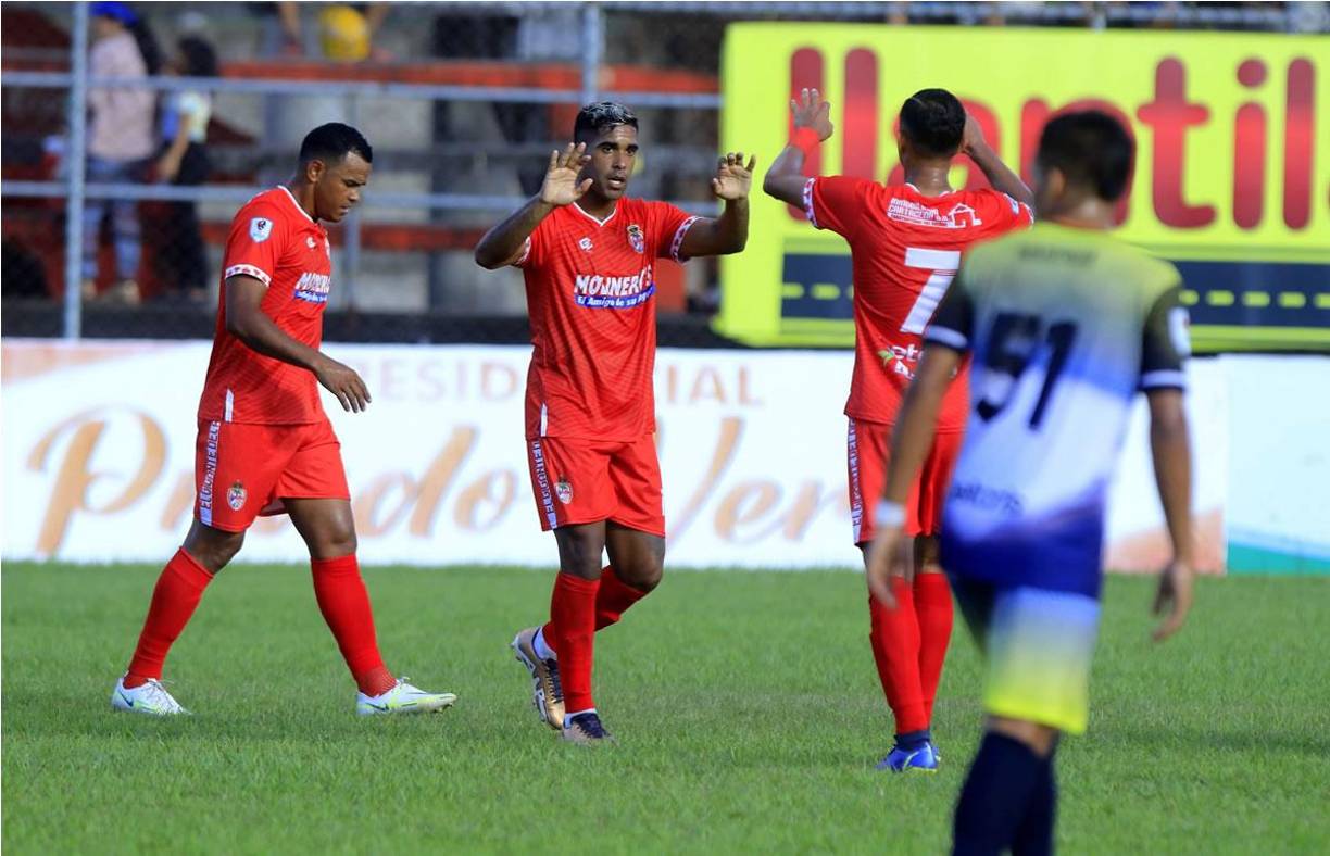 El uruguayo Álvaro Torres es felicitado por sus compañeros tras marcar el 1-0 de la Real Sociedad ante el Honduras Progreso.