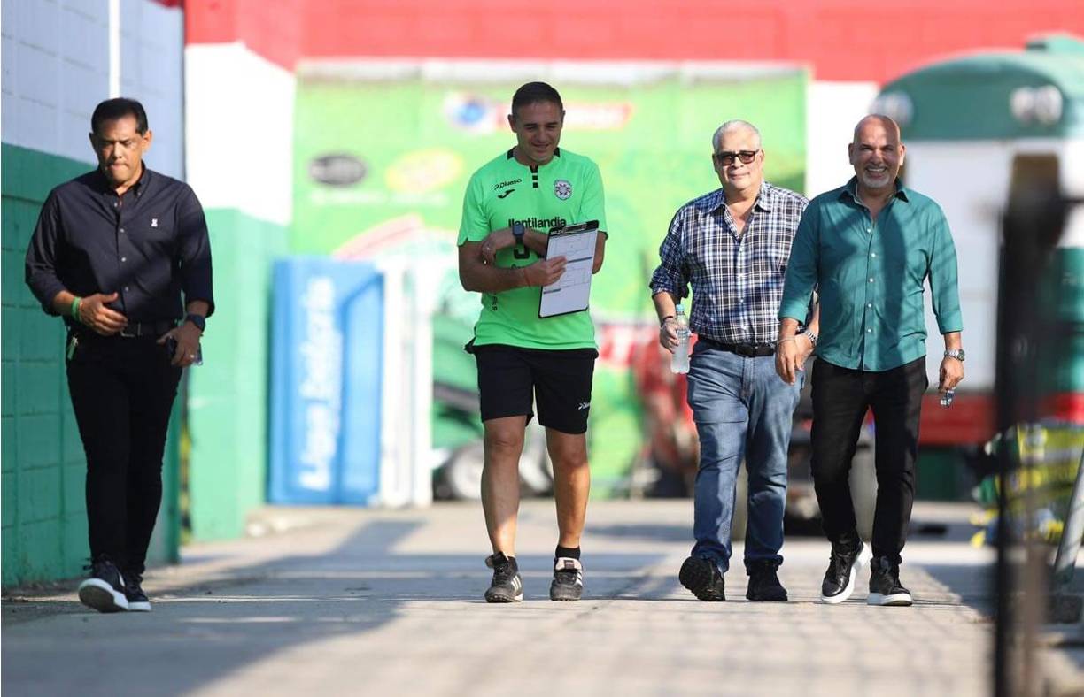 ’La Tota’ Medina llegó acompañado de Orinson Amaya, presidente de Marathón, y Rolin Peña, vicepresidente del club verdolaga.