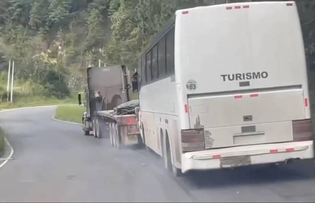 En una acción rápida y valiente, don Elías posicionó la rastra frente al autobús y con la rampa lo detuvo, salvando la vida de unos 60 pasajeros que iban en la unidad de transporte. 