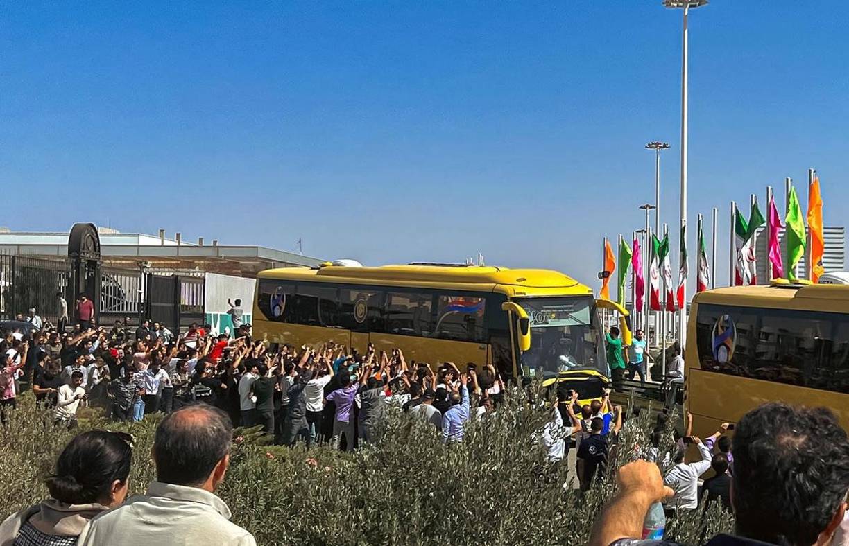 La presencia del exgoleador del Real Madrid, Manchester United y Juventus causó gran alboroto en el país del Medio Oriente.