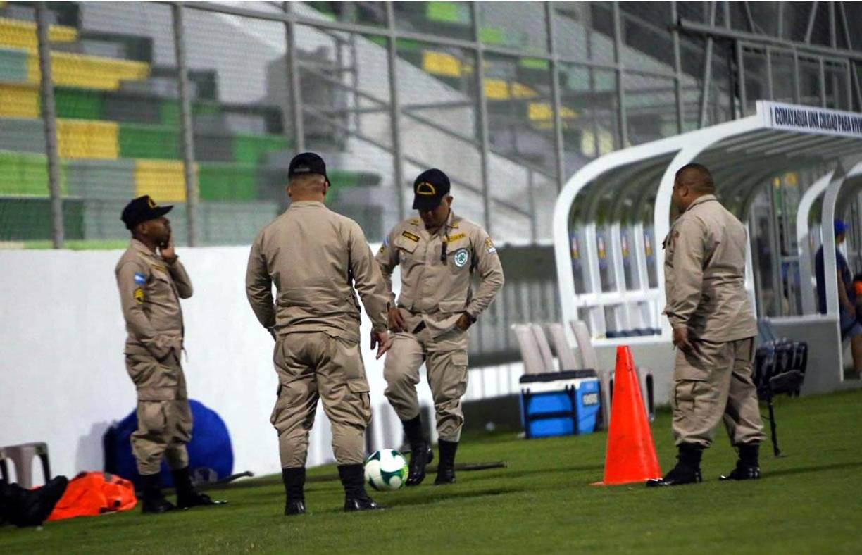 El cuerpo de bomberos se divirtió dominando el balón al medio tiempo del partido.